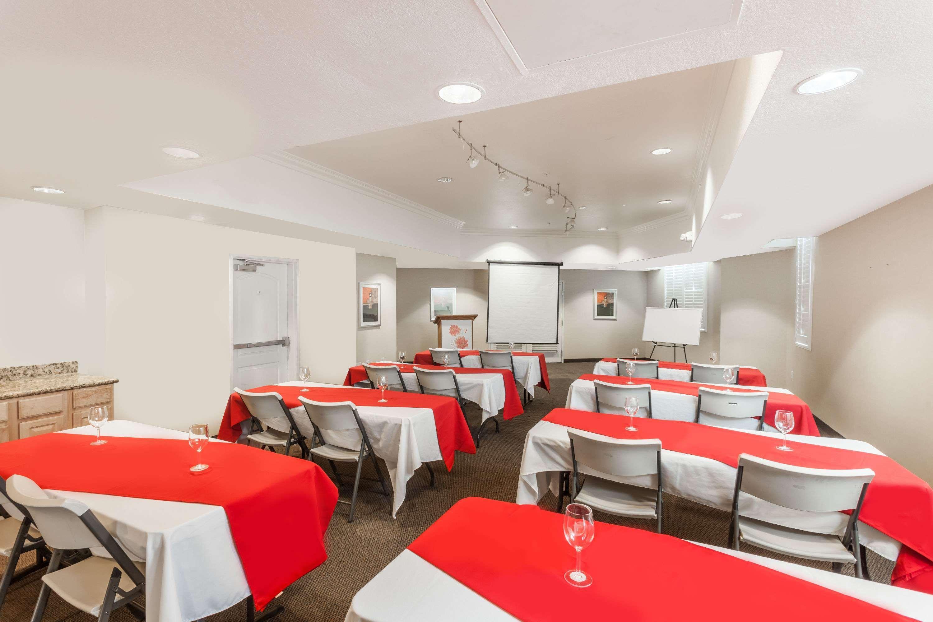 Hawthorn Suites Victorville Bagian luar foto