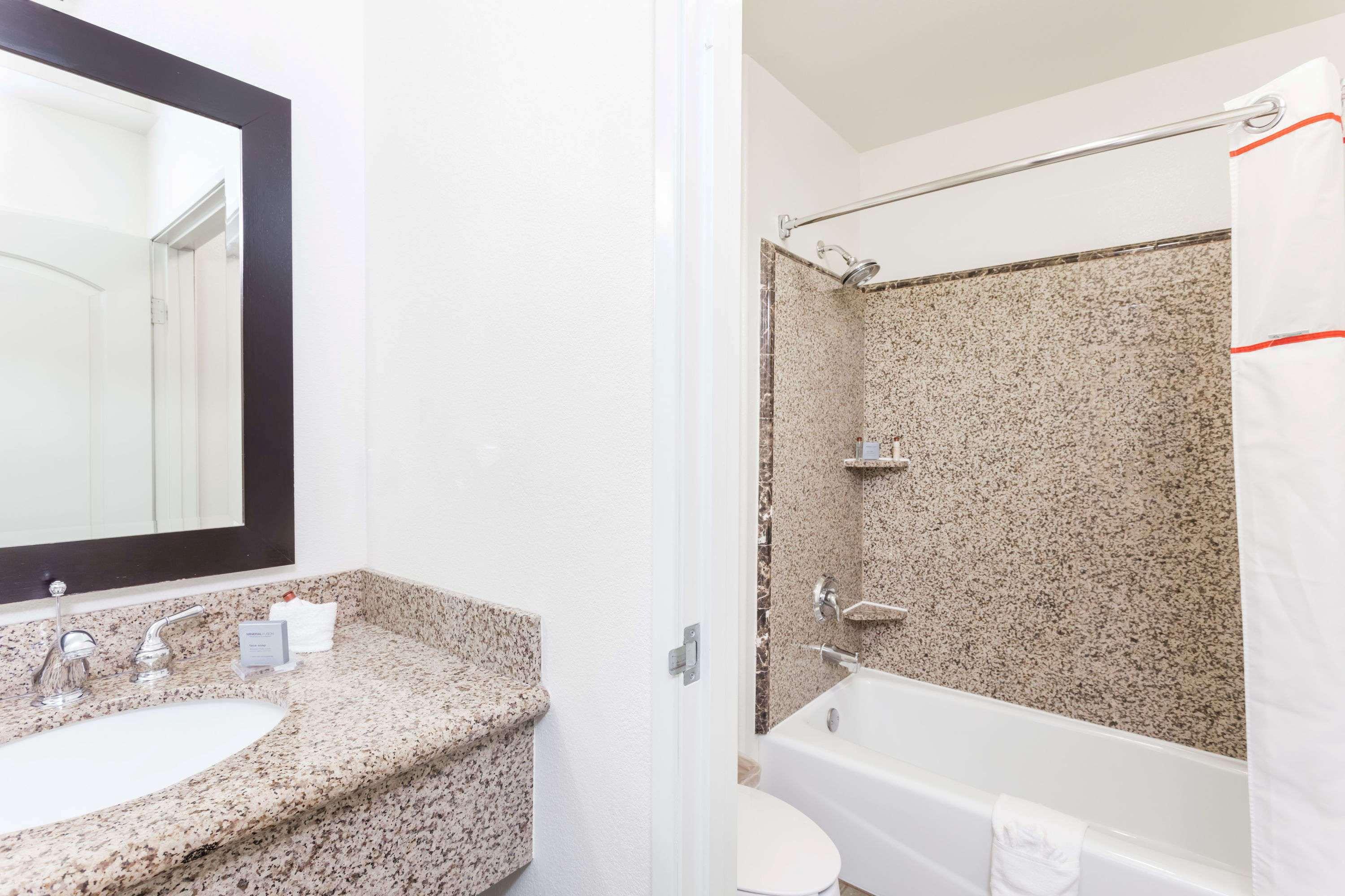 Hawthorn Suites Victorville Bagian luar foto