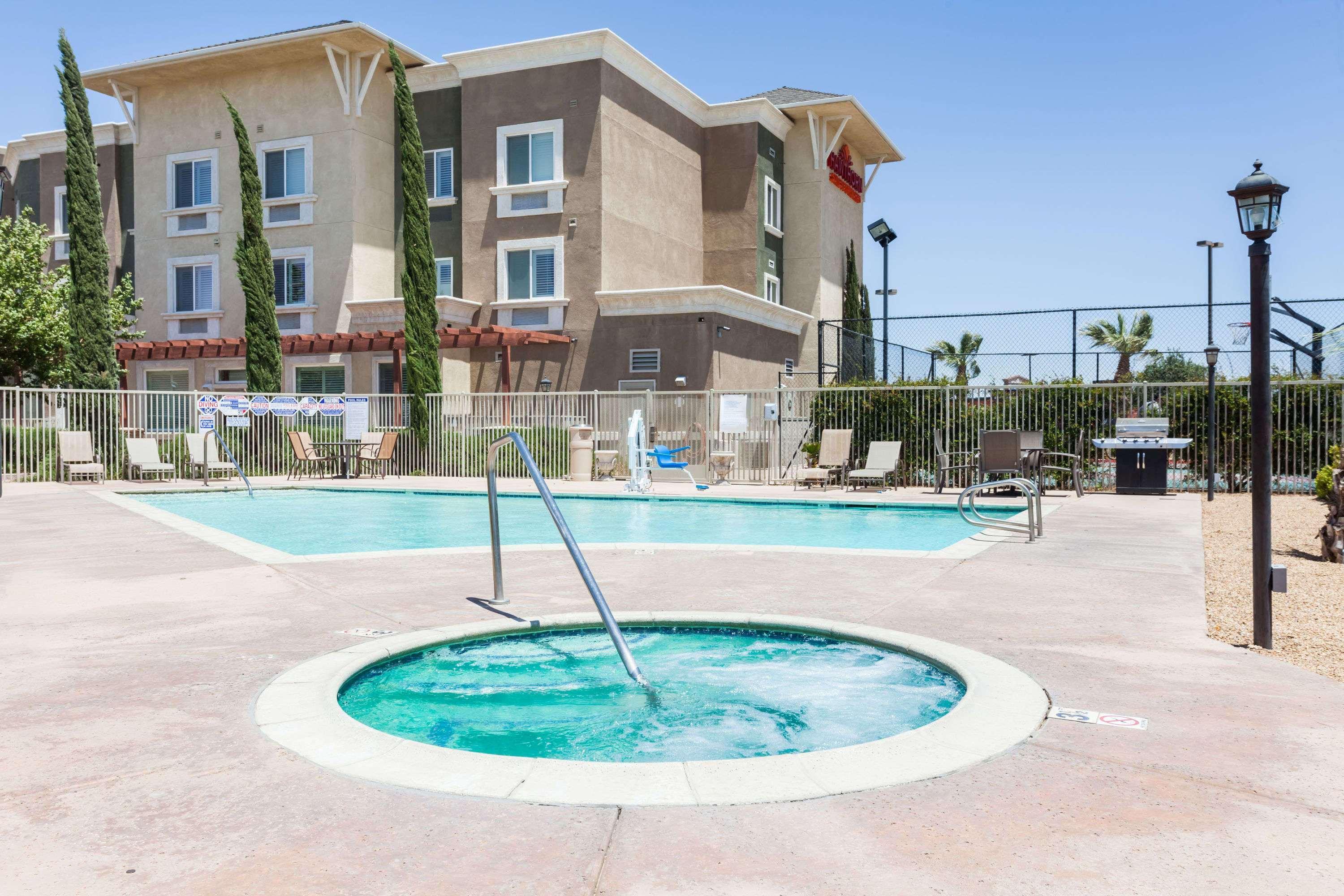 Hawthorn Suites Victorville Bagian luar foto