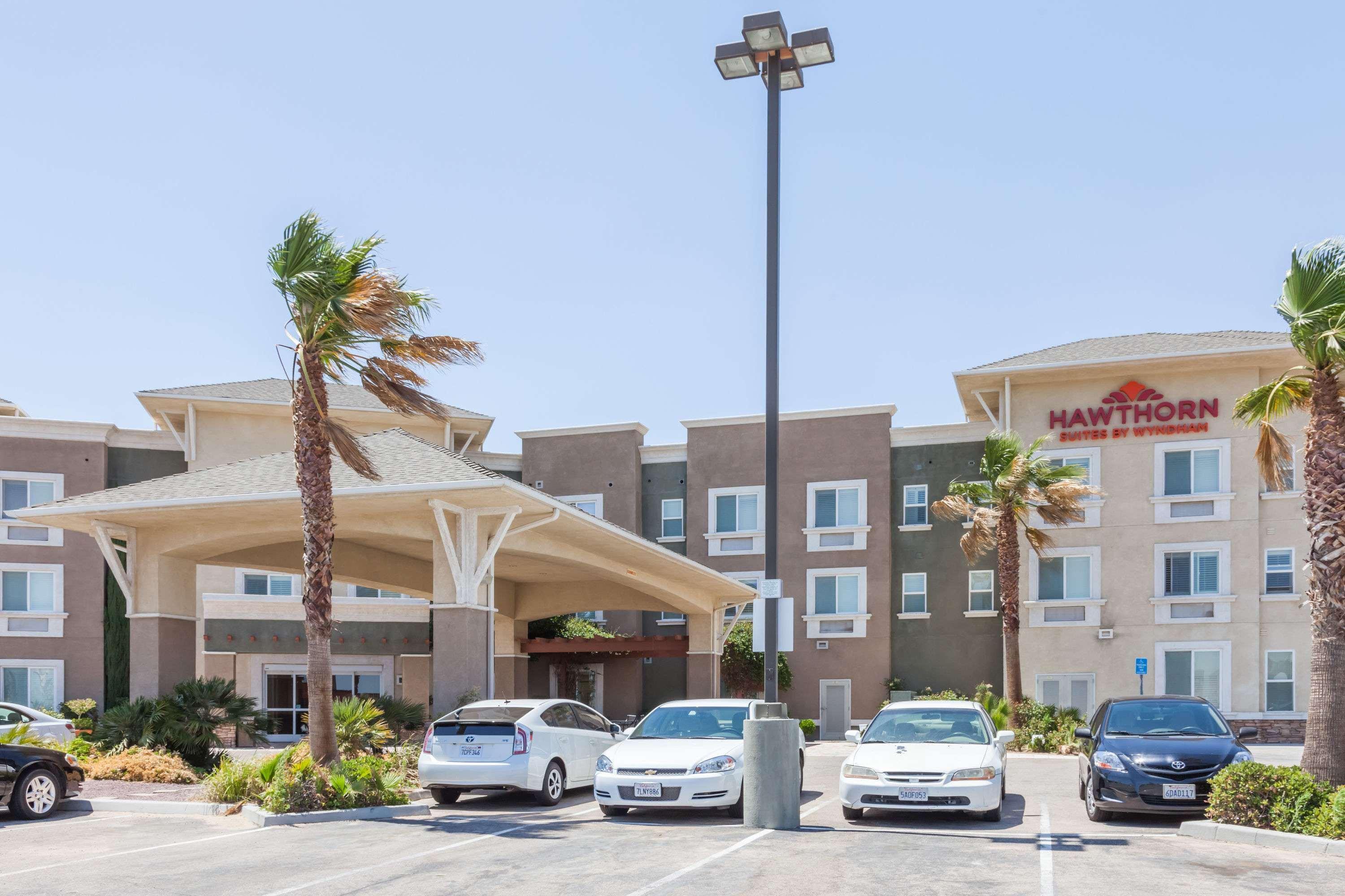 Hawthorn Suites Victorville Bagian luar foto